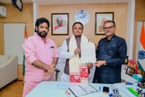 ମୁଖ୍ୟମନ୍ତ୍ରୀଙ୍କୁ ଭେଟିଲେ ଯାଜପୁର ସାଂସଦ ଡଃ ରବିନ୍ଦ୍ର ନାରାୟଣ ବେହେରା ଓ ବିଜେପି ର ବରିଷ୍ଠ ନେତା ଶ୍ରୀ ଗୌତମ ରାୟ।