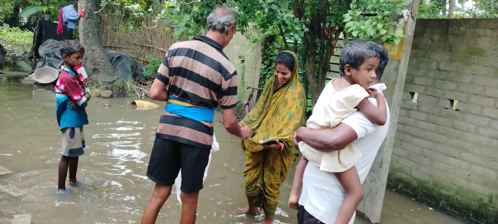 ବନ୍ୟା ପ୍ରଭାବିତ ମଲ୍ଲିକାପୁର ପଞ୍ଚାୟତରେ ଟିମ୍ ଗୌତମ ରାୟ ପକ୍ଷରୁ ସୁଖିଲା ଖାଦ୍ୟ ବଣ୍ଟନ