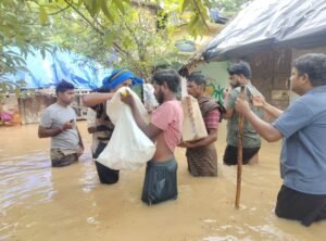 ବନ୍ୟା ପ୍ରଭାବିତ ମଲ୍ଲିକାପୁର ପଞ୍ଚାୟତରେ ଟିମ୍ ଗୌତମ ରାୟ ପକ୍ଷରୁ ସୁଖିଲା ଖାଦ୍ୟ ବଣ୍ଟନ